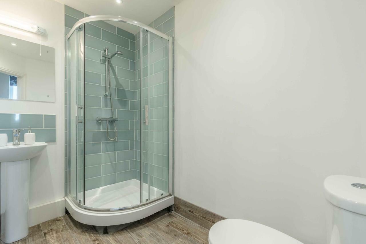 Modern Apartment Within Short Walk Of The Castle, High Street And Long Walk - Free Parking 윈저 외부 사진